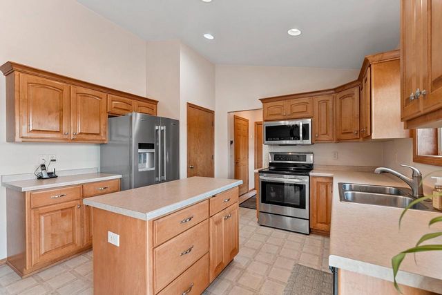 5056 SNAPDRAGON CIRCLE, Little Suamico, WI 54141