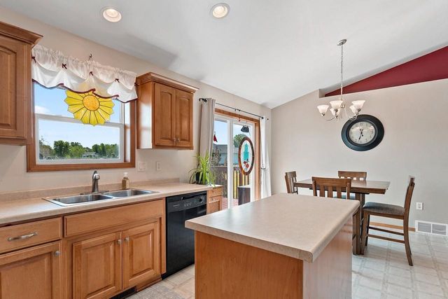 5056 SNAPDRAGON CIRCLE, Little Suamico, WI 54141