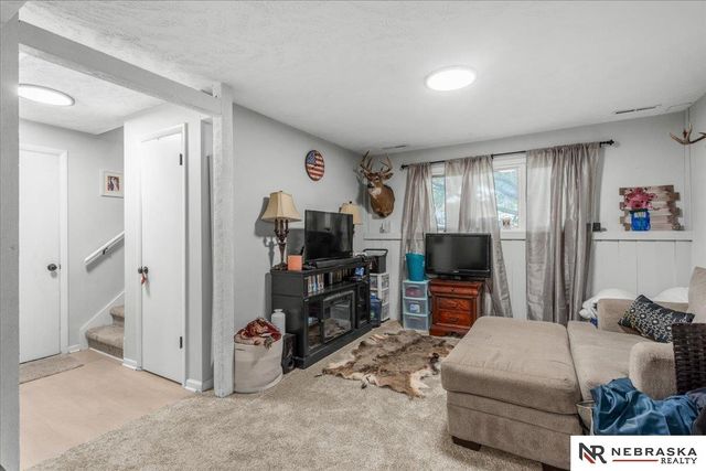 5615 Hallcliffe Court, Lincoln, NE 68516