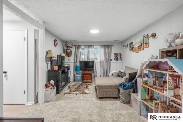 5615 Hallcliffe Court, Lincoln, NE 68516