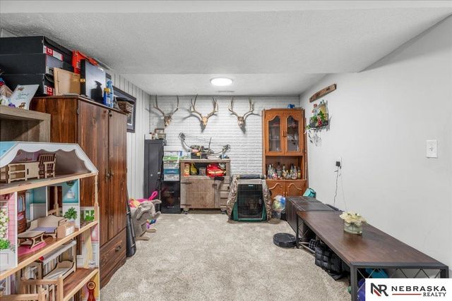 5615 Hallcliffe Court, Lincoln, NE 68516