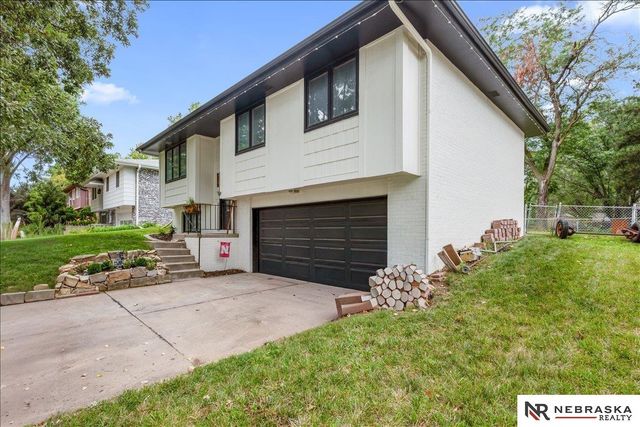 5615 Hallcliffe Court, Lincoln, NE 68516
