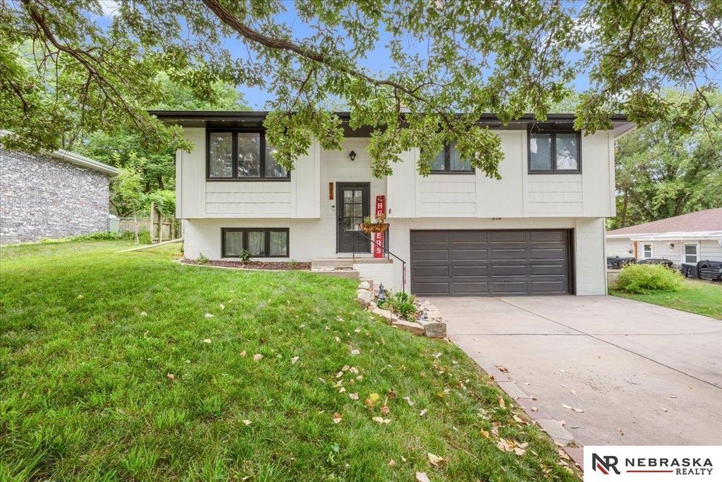 5615 Hallcliffe Court, Lincoln, NE 68516