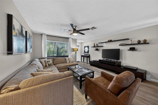 371 SE 3rd St, Pompano Beach, FL 33060