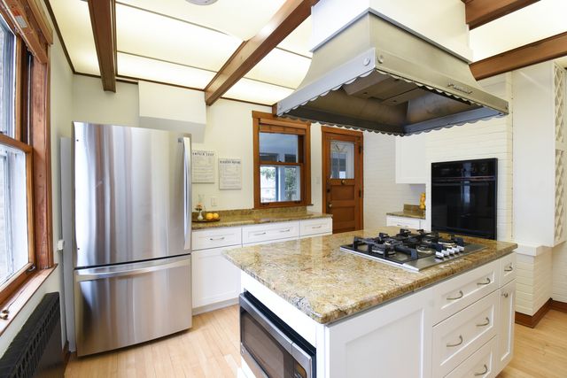 1042 S Kenilworth Avenue, Oak Park, IL 60304