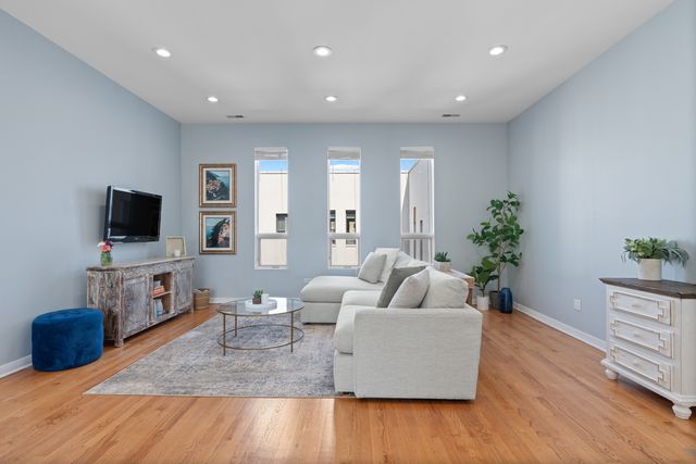 2065 N Kedzie Avenue 328, Chicago, IL 60647