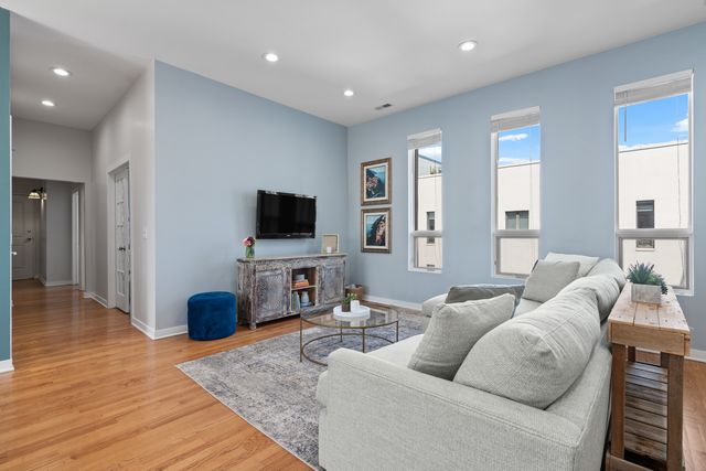 2065 N Kedzie Avenue 328, Chicago, IL 60647