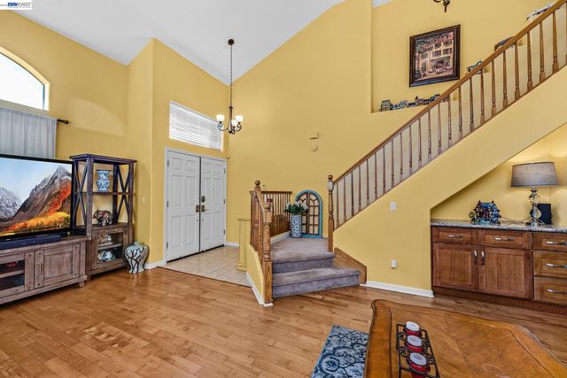 15100 Shining Star Ln, San Leandro, CA 94579