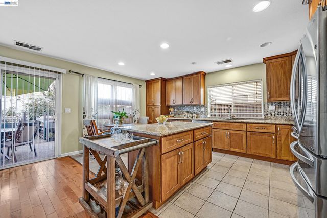 15100 Shining Star Ln, San Leandro, CA 94579