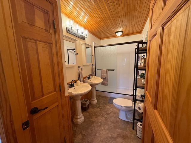 565 Lakeshore Drive N, Goreville, IL 62939