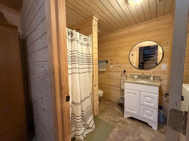 565 Lakeshore Drive N, Goreville, IL 62939