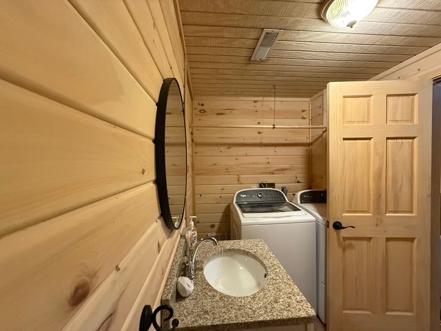 565 Lakeshore Drive N, Goreville, IL 62939