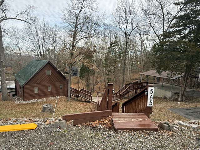 565 Lakeshore Drive N, Goreville, IL 62939