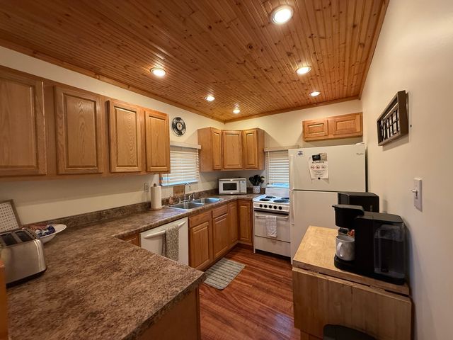 565 Lakeshore Drive N, Goreville, IL 62939