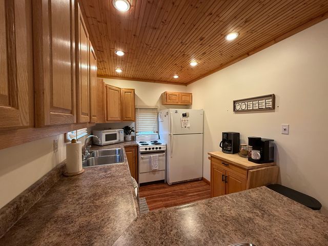 565 Lakeshore Drive N, Goreville, IL 62939