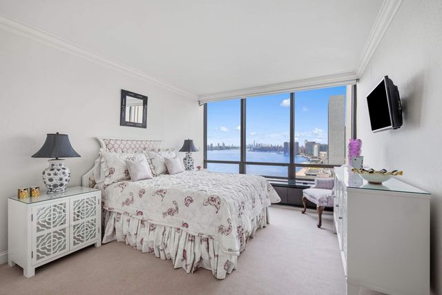 870 United Nations Plz Apt 22F, New York City, NY 10017