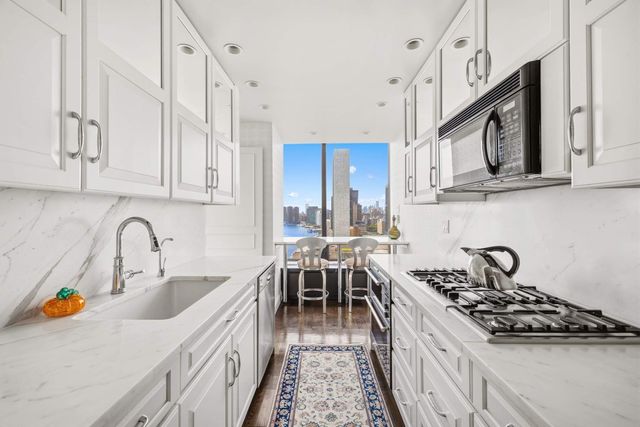870 United Nations Plz Apt 22F, New York City, NY 10017