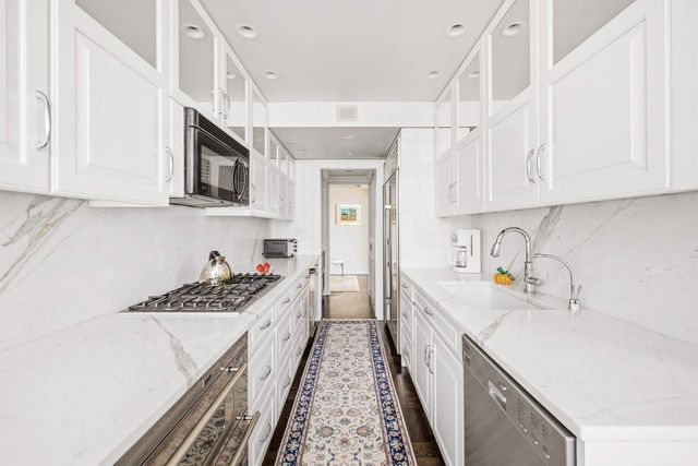 870 United Nations Plz Apt 22F, New York City, NY 10017