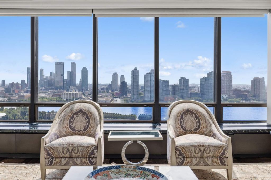 870 United Nations Plz Apt 22F, New York City, NY 10017