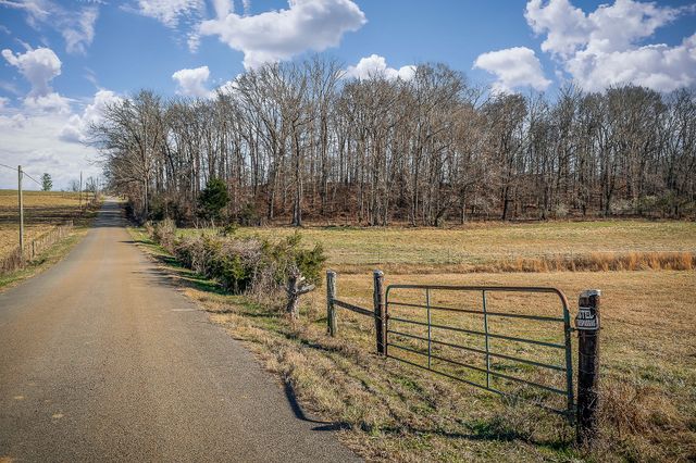 620 Roberts Cemetery Rd, Walling, TN 38587