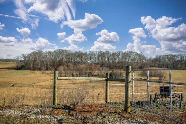 620 Roberts Cemetery Rd, Walling, TN 38587