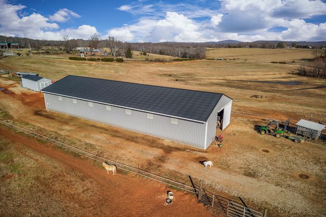 620 Roberts Cemetery Rd, Walling, TN 38587