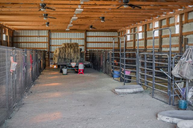 620 Roberts Cemetery Rd, Walling, TN 38587