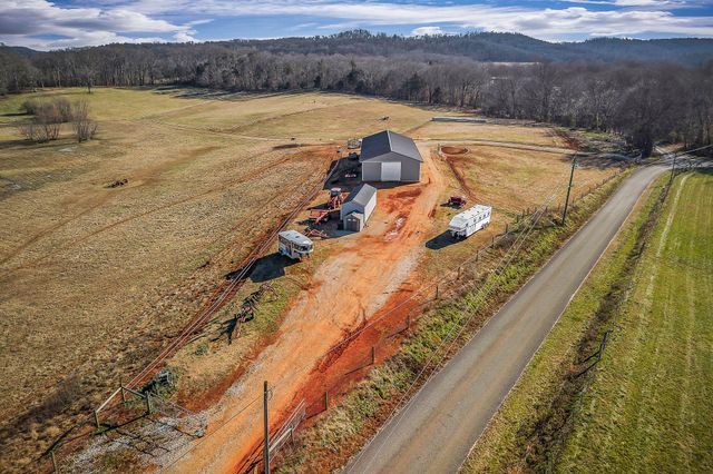 620 Roberts Cemetery Rd, Walling, TN 38587