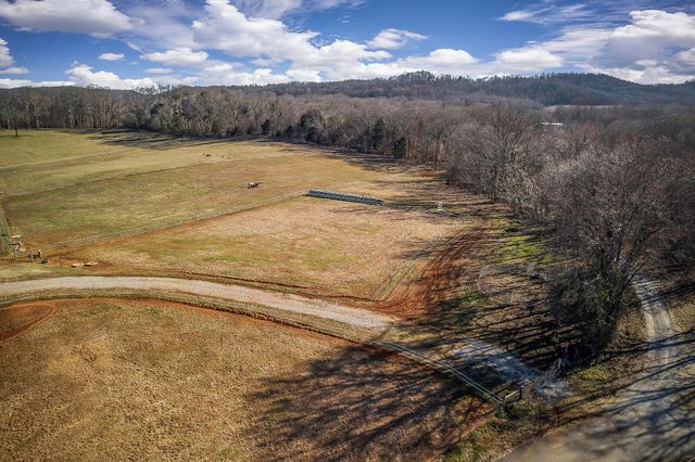 620 Roberts Cemetery Rd, Walling, TN 38587