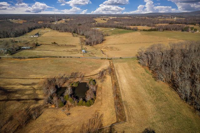 620 Roberts Cemetery Rd, Walling, TN 38587