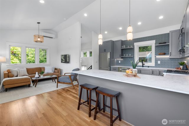2708 1st Avenue W, Seattle, WA 98119
