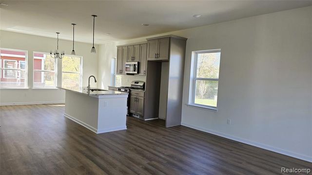 4876 Parkside Lane, Troy, MI 48085