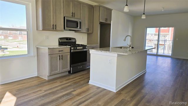 4876 Parkside Lane, Troy, MI 48085