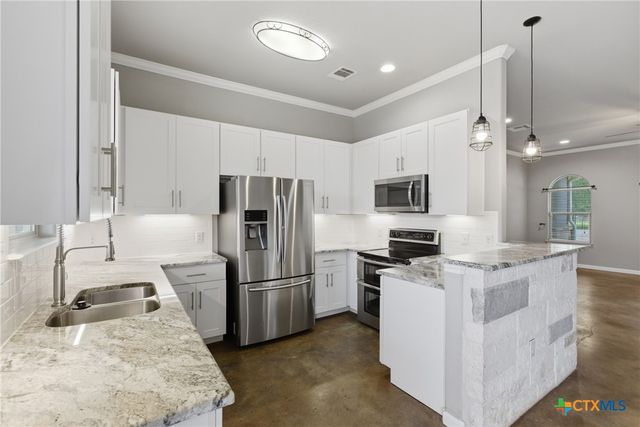 182 Waipahoehoe Drive, Bastrop, TX 78602
