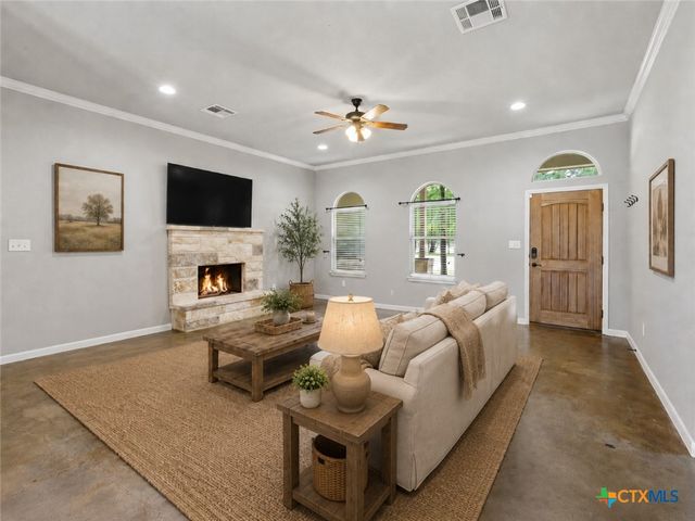 182 Waipahoehoe Drive, Bastrop, TX 78602