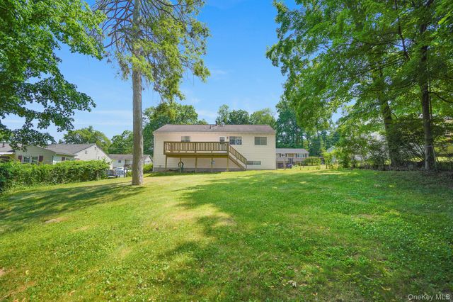 8 Ricky Lane, Poughkeepsie, NY 12601