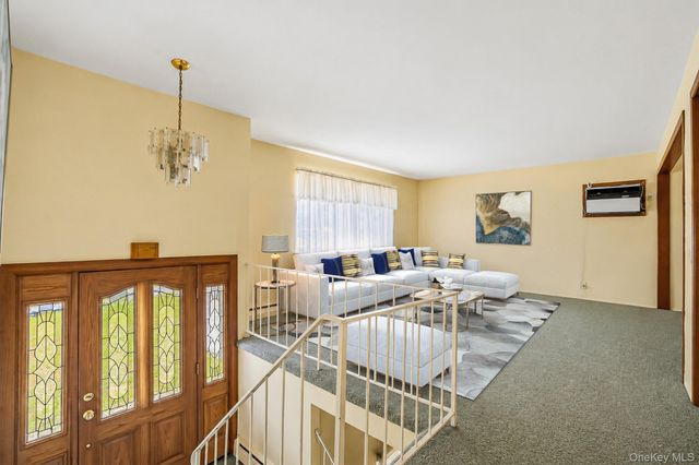 8 Ricky Lane, Poughkeepsie, NY 12601