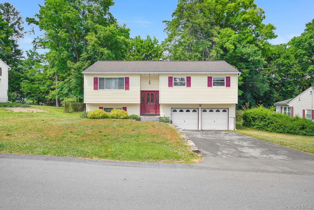 8 Ricky Lane, Poughkeepsie, NY 12601