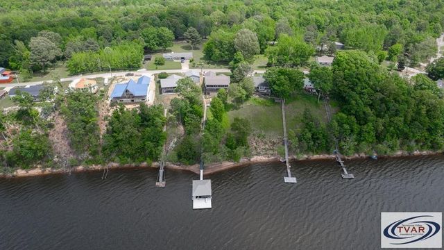 495 Shore Dr, Big Sandy, TN 38221