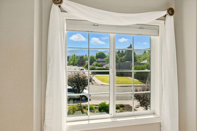 640 Carriage Lane, Jacksonville, OR 97530