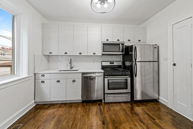 3050 W Cornelia Street 1, Chicago, IL 60618