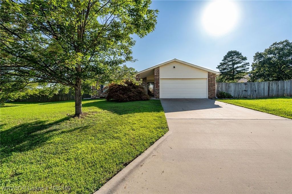 25 Country Drive, Alma, AR 72921