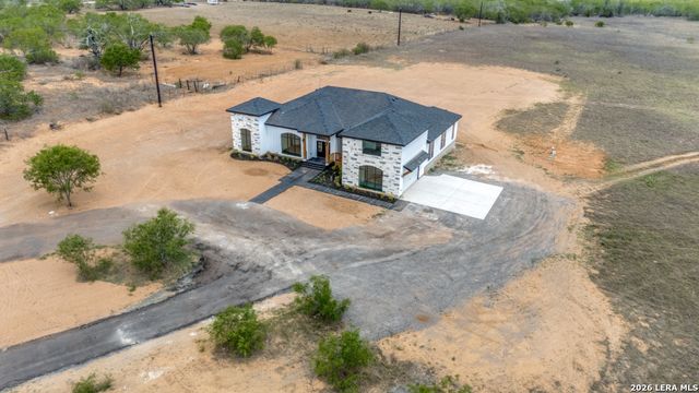 125 Hidden Hills, Floresville, TX 78114