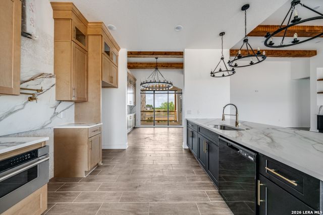 125 Hidden Hills, Floresville, TX 78114