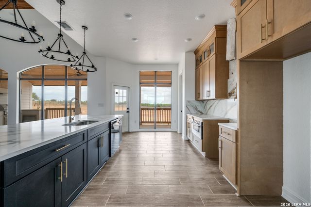 125 Hidden Hills, Floresville, TX 78114