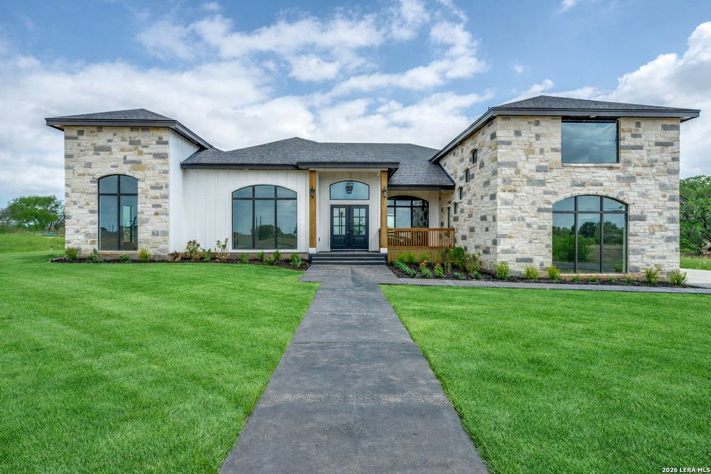 125 Hidden Hills, Floresville, TX 78114