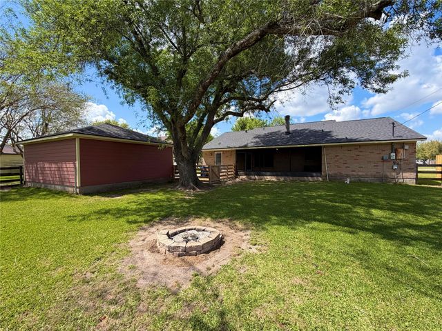 7109 Beechwood Drive, Angleton, TX 77515