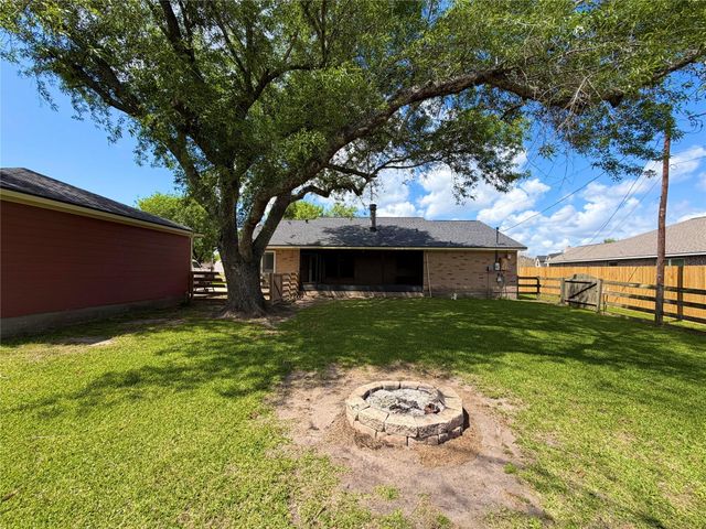 7109 Beechwood Drive, Angleton, TX 77515