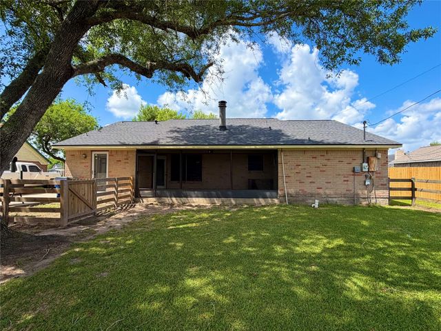 7109 Beechwood Drive, Angleton, TX 77515
