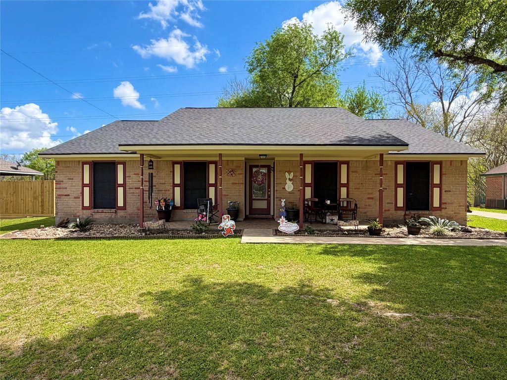7109 Beechwood Drive, Angleton, TX 77515